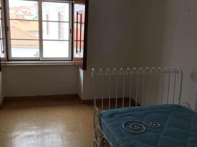 Aluga se quarto em apartamento T1 em Coimbra