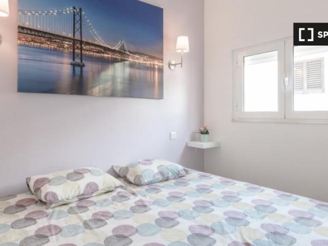 Aluga se quarto em apartamento T2 em Campolide, Lisboa