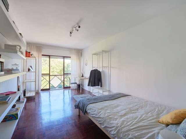 Aluga se quarto em apartamento T2 em Telheiras, Lisboa