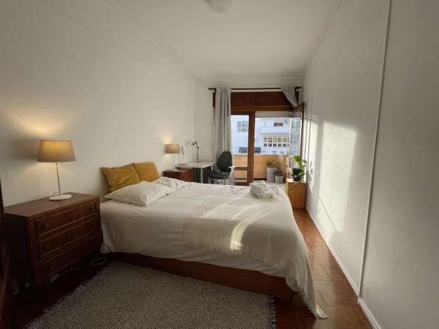 Aluga se quarto em apartamento T4 em Algés, Lisboa