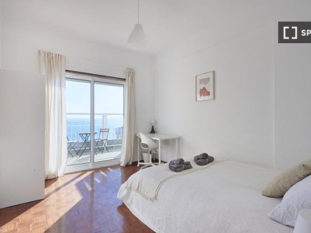 Aluga se quarto em apartamento T5 em Cacilhas, Almada