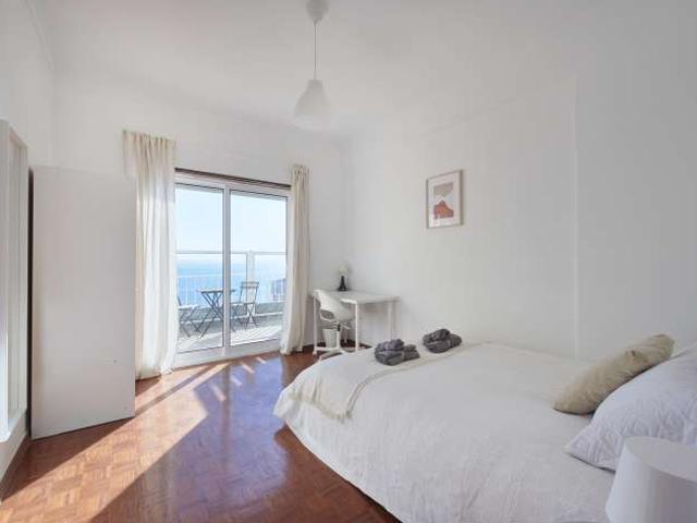 Aluga se quarto em apartamento T5 em Cacilhas, Almada