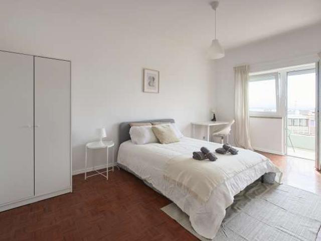 Aluga se quarto em apartamento T5 em Cacilhas, Almada