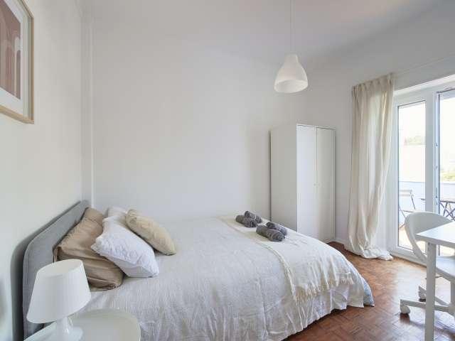 Aluga se quarto em apartamento T5 em Cacilhas, Almada