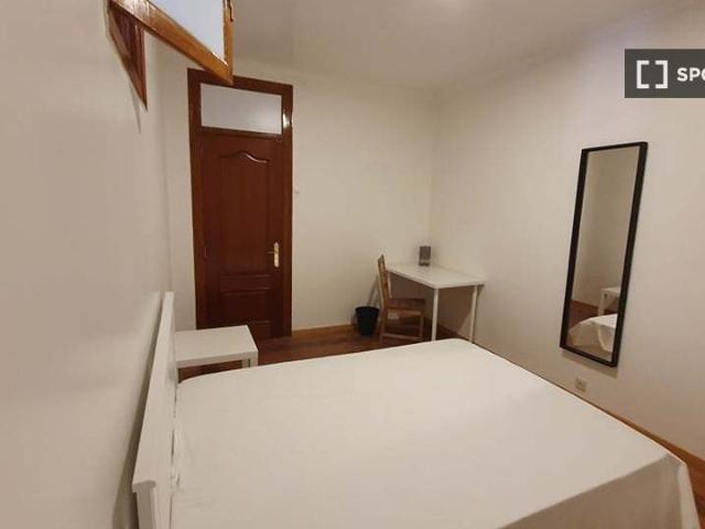 Quarto disponível para alugar em apartamento de 5 quartos, Lisboa