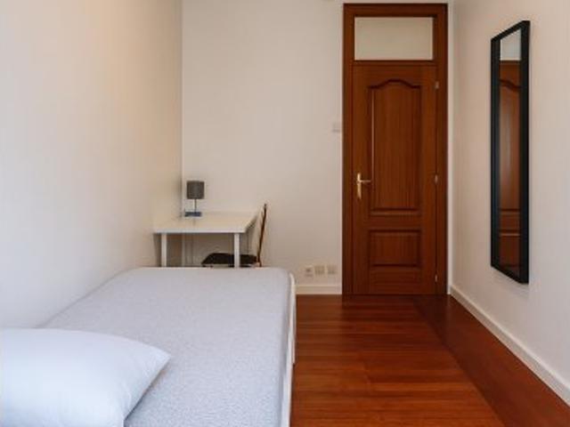 Quarto disponível para alugar em apartamento de 5 quartos, Lisboa