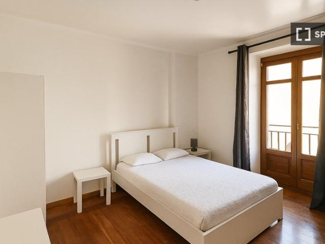 Quarto disponível para alugar em apartamento de 5 quartos, Lisboa