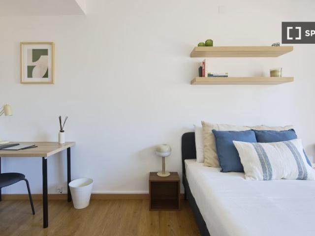 Aluga se quarto em apartamento T6 em Direito, Lisboa