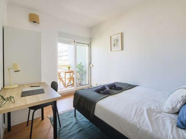 Aluga se quarto em apartamento T6 em Direito, Lisboa