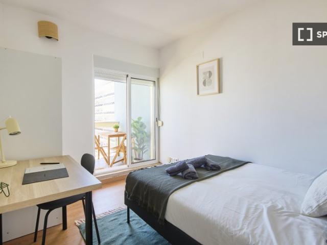 Aluga se quarto em apartamento T6 em Direito, Lisboa