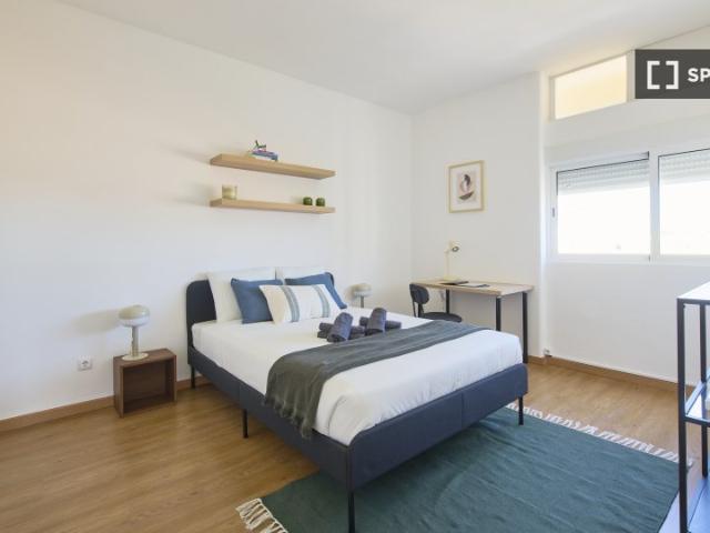 Aluga se quarto em apartamento T6 em Direito, Lisboa