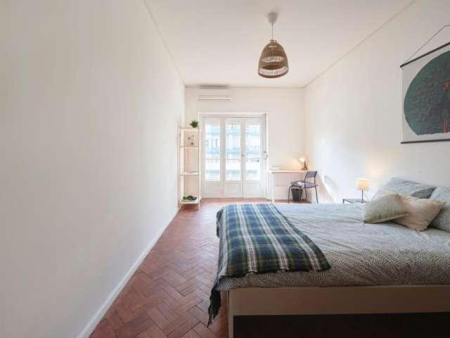 Aluga se quarto em apartamento T6 na Ajuda, Lisboa