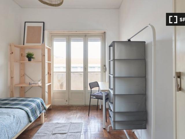 Aluga se quarto em apartamento T6 na Ajuda, Lisboa