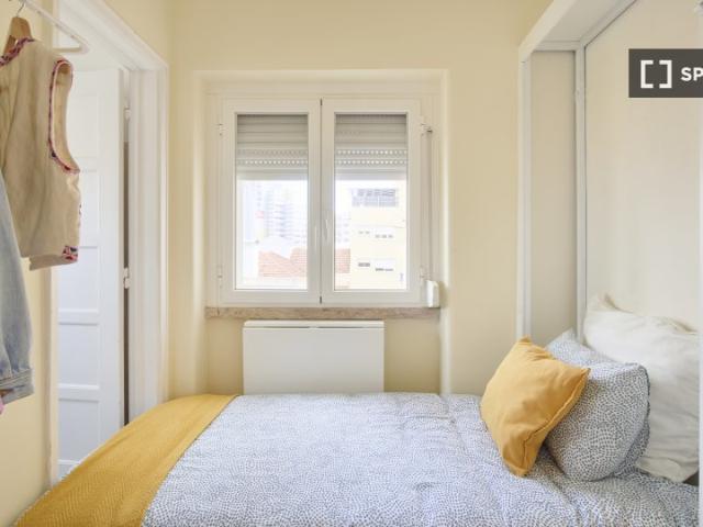Aluga se quarto em apartamento T7 no Areeiro, Lisboa
