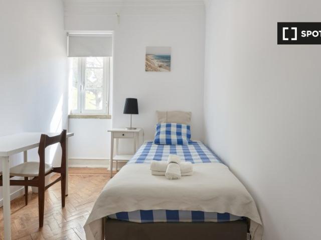 Aluga se quarto em apartamento T7 no Areeiro, Lisboa