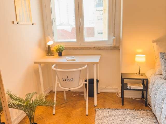 Aluga se quarto em apartamento T7 no Areeiro, Lisboa