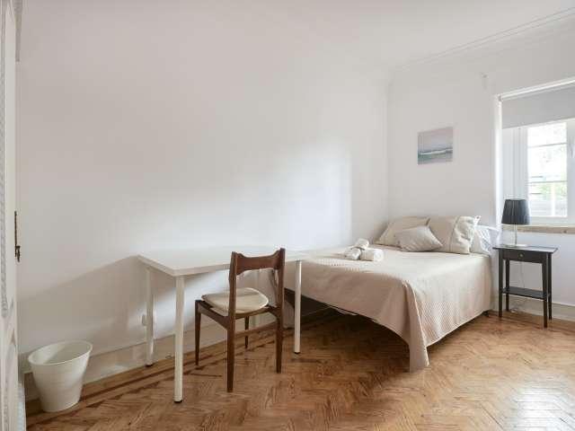Aluga se quarto em apartamento T7 no Areeiro, Lisboa
