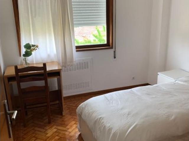 Aluga se quarto em moradia com 11 quartos na Sra. Do Porto, Porto