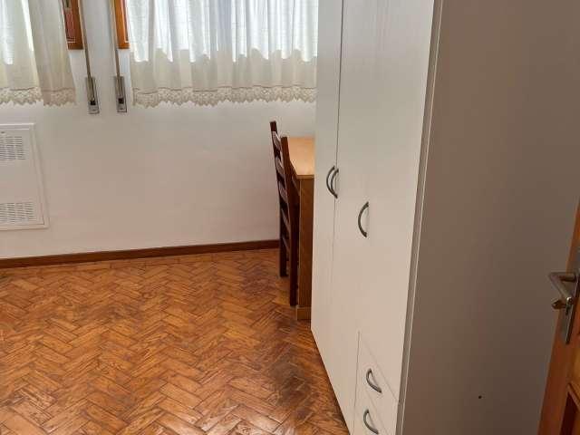 Aluga se quarto em moradia com 11 quartos na Sra. Do Porto, Porto