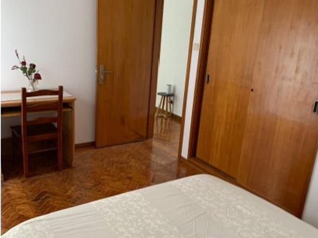 Aluga se quarto em moradia com 11 quartos na Sra. Do Porto, Porto