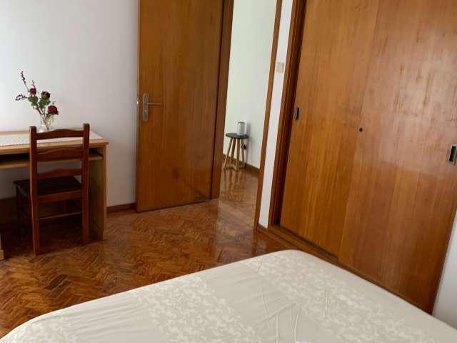 Aluga se quarto em moradia com 11 quartos na Sra. Do Porto, Porto