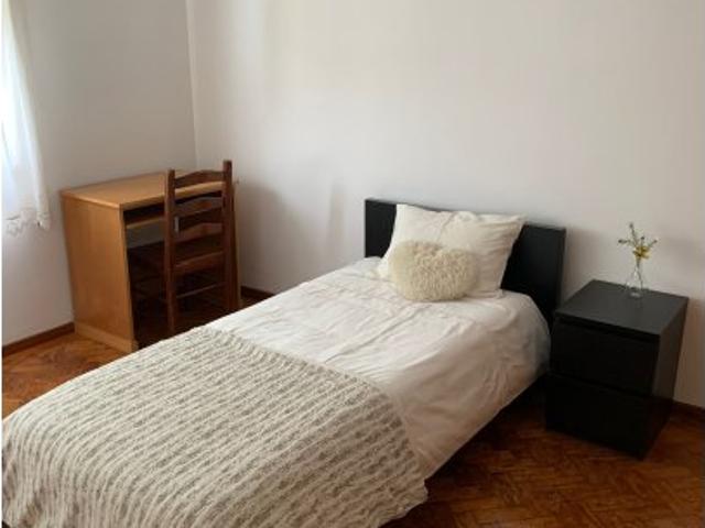 Aluga se quarto em moradia com 11 quartos na Sra. Do Porto, Porto