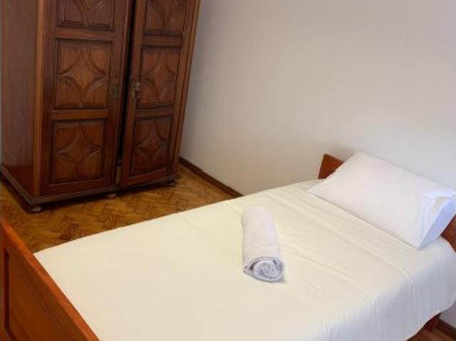 Aluga se quarto em moradia com 11 quartos na Sra. Do Porto, Porto