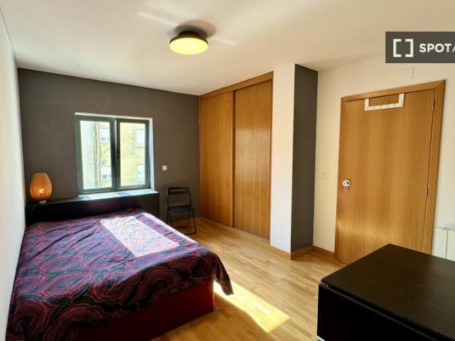 Aluga se quarto num apartamento de 4 quartos em Lisboa