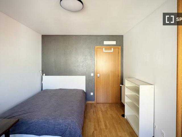 Aluga se quarto num apartamento de 4 quartos em Lisboa
