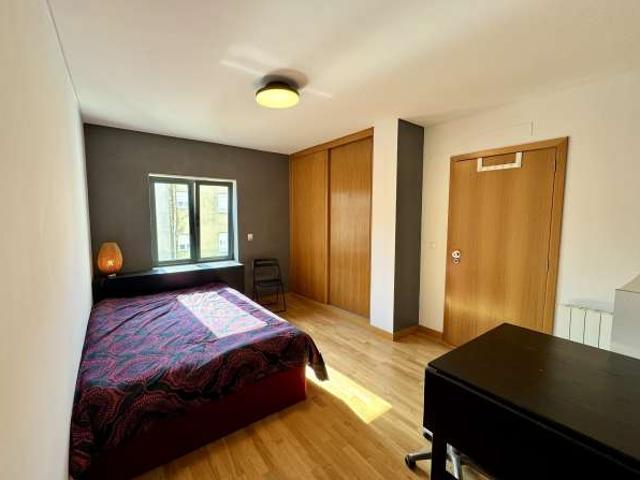 Aluga se quarto num apartamento de 4 quartos em Lisboa