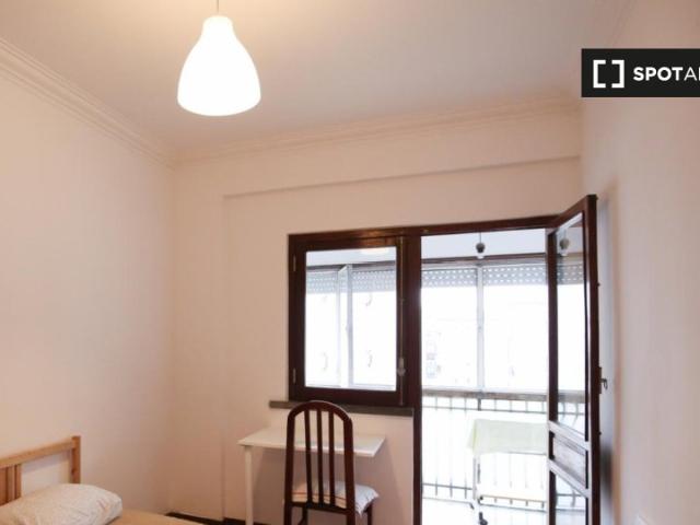 Aluga se quartos em apartamento T3 na Parede, Lisboa