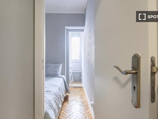 Alugam se quartos em apartamento de 6 quartos na Amadora