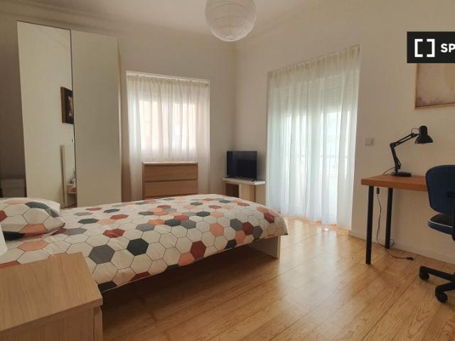 Alugo quarto em apartamento de 3 quartos na Cruz Quebrada