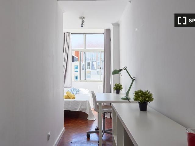 Alugo quarto em apartamento de 10 quartos no Saldanha
