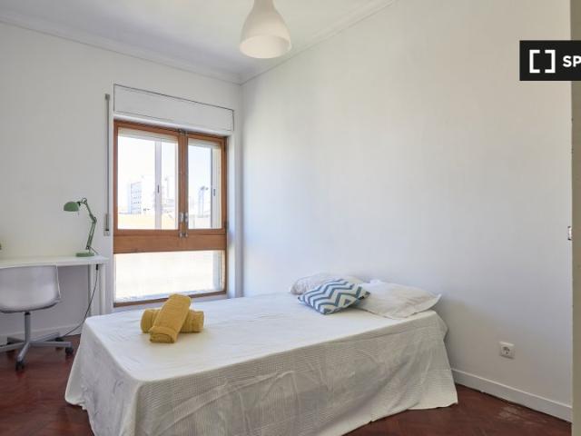 Alugo quarto em apartamento de 10 quartos no Saldanha