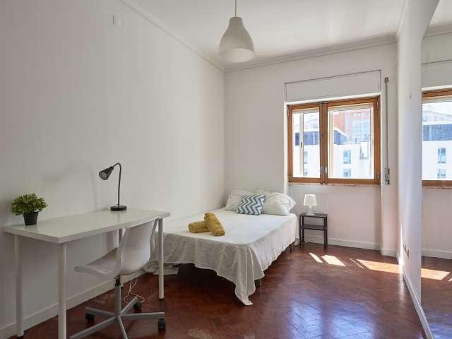 Alugo quarto em apartamento de 10 quartos no Saldanha