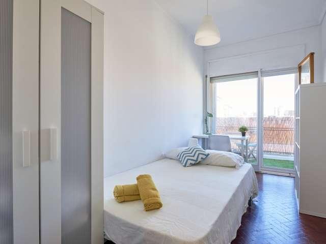 Alugo quarto em apartamento de 10 quartos no Saldanha