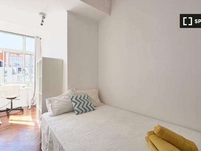 Alugo quarto em apartamento de 10 quartos no Saldanha