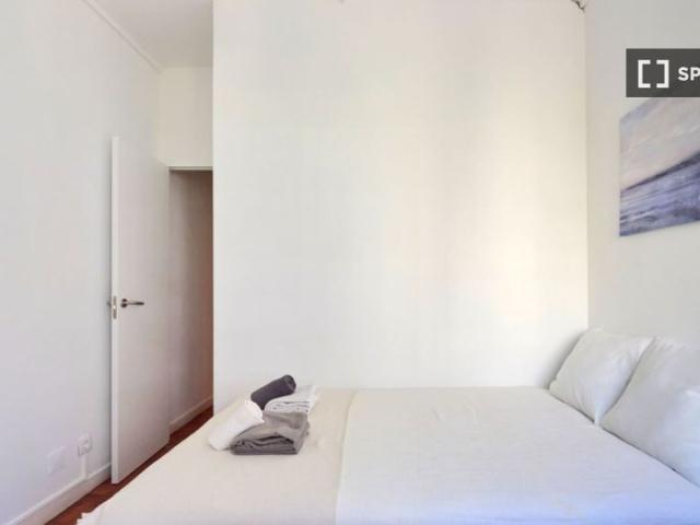 Alugo quarto em apartamento de 10 quartos no Saldanha