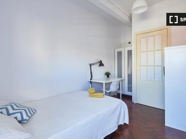 Alugo quarto em apartamento de 10 quartos no Saldanha
