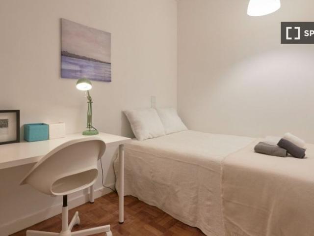 Alugo quarto em apartamento de 10 quartos no Saldanha