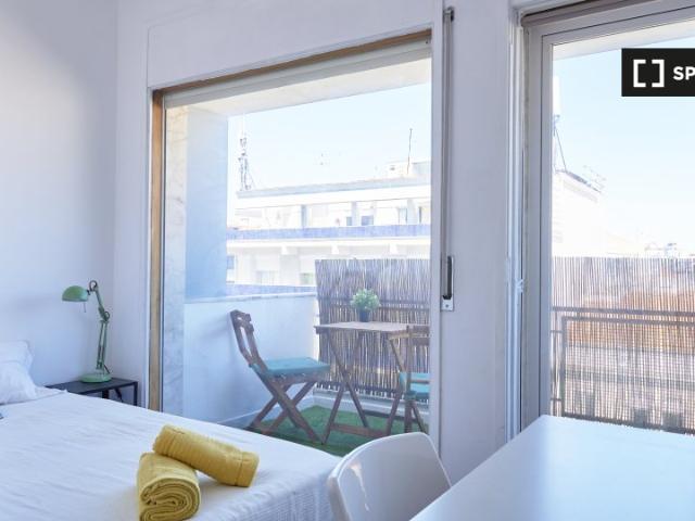 Alugo quarto em apartamento de 10 quartos no Saldanha