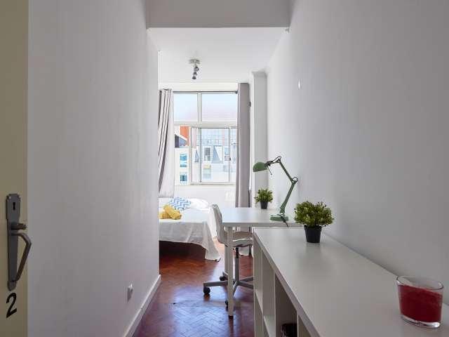 Alugo quarto em apartamento de 10 quartos no Saldanha