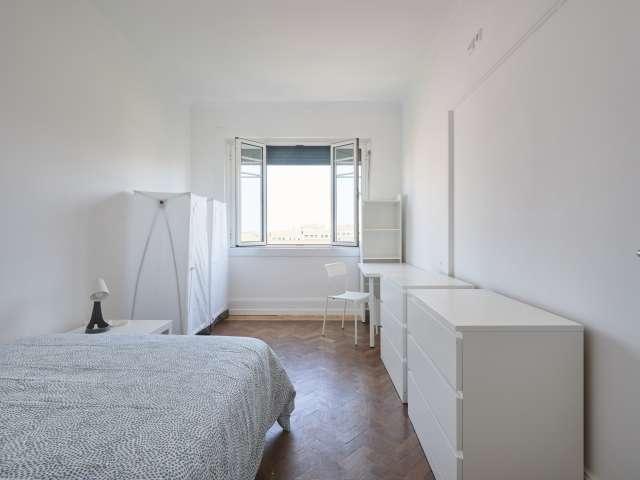 Alugo quarto em apartamento de 15 quartos em Lisboa