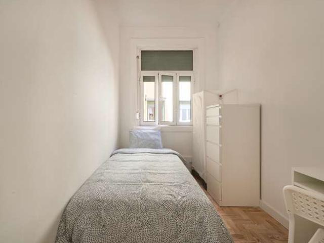 Alugo quarto em apartamento de 15 quartos em Lisboa