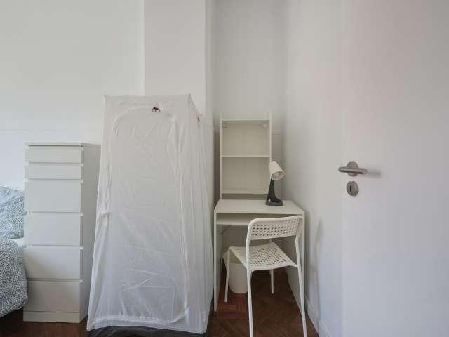 Alugo quarto em apartamento de 15 quartos em Lisboa