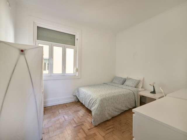 Alugo quarto em apartamento de 15 quartos em Lisboa
