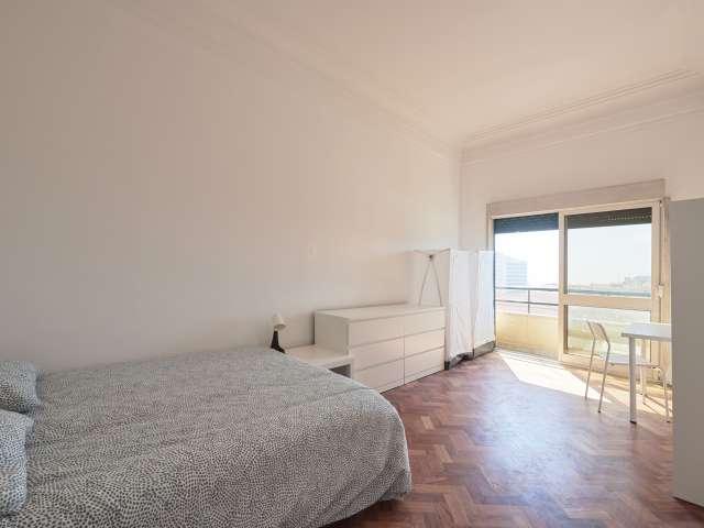 Alugo quarto em apartamento de 16 quartos em Lisboa