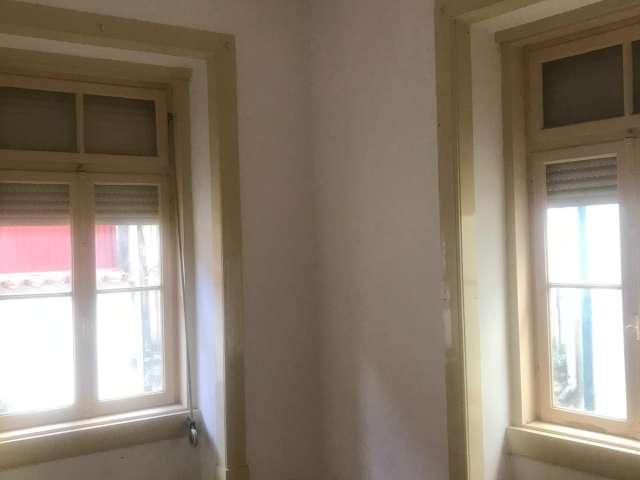 Alugo quarto em apartamento T6 em Coimbra