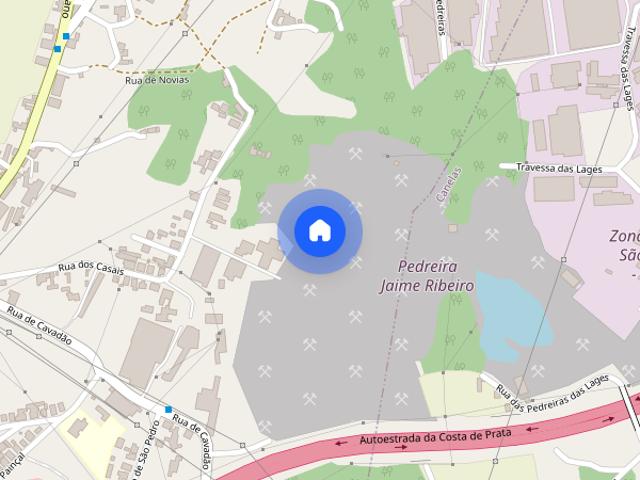 Alugo quarto espacoso em moradia com internet